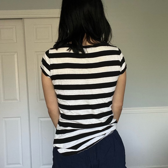[🔥2 for $30 🔥] Club Monaco Black & White Striped V-Neck Tee. Women’s size S. - Picture 3 of 8
